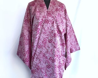 Casual vintage kimono - light purple komon with floral motifs