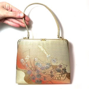 Bolso kimono vintage: elegante dorado y naranja con cintas doradas y flores metálicas