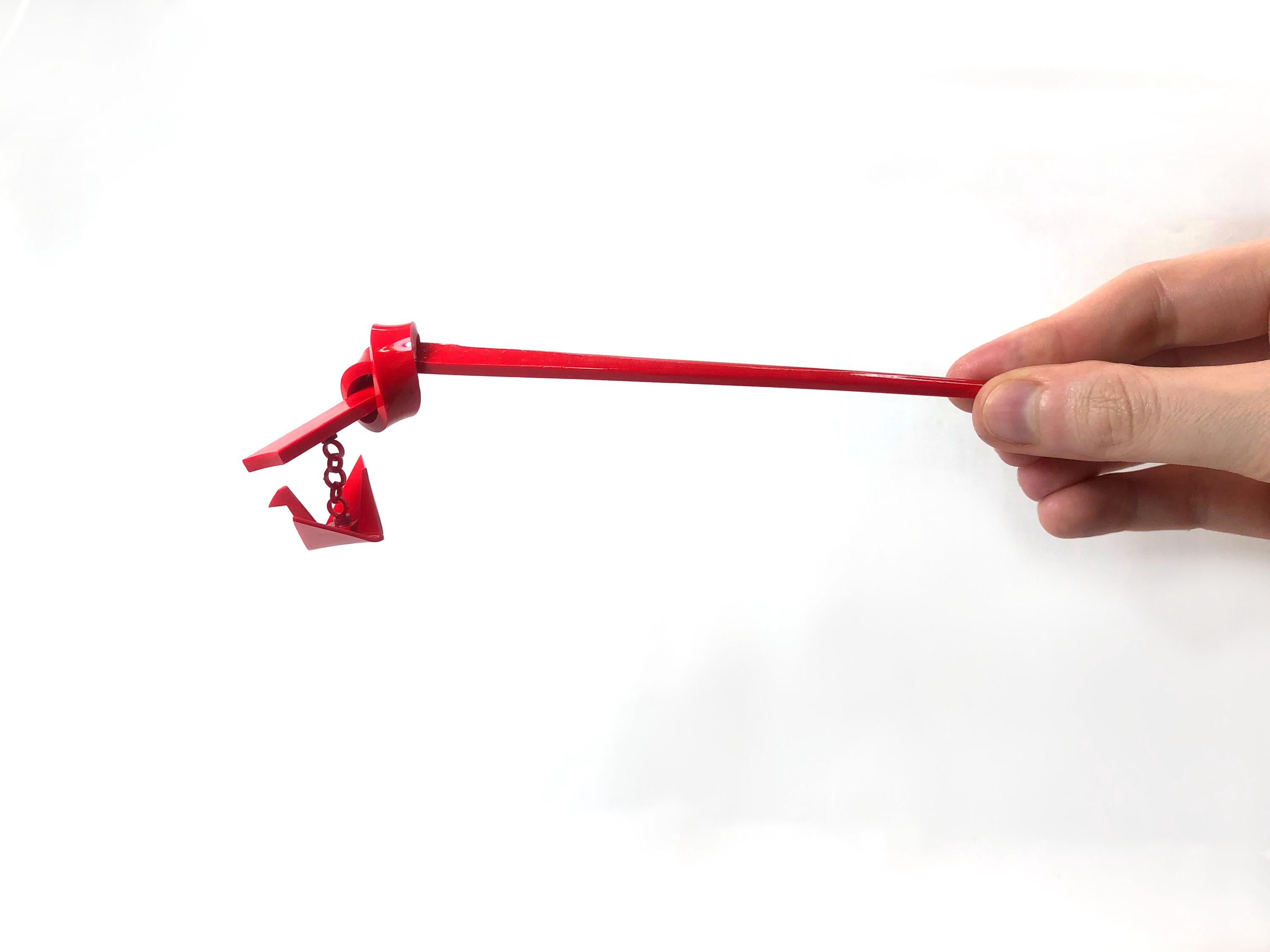 Accesorio japonés vintage para el cabello: horquilla con forma de grulla de origami roja.