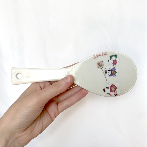 装飾的な日本のおしゃもじ - 遊び心のある子供たちの絵が描かれた陶器