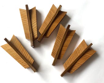 ElegantJapanese wooden hashioki - chopstick / cutlery rest - arrow feathers