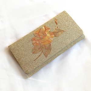 Vintage Japanische schlanke Brieftasche - goldenes Brokat mit Kamelienblumenmotiv