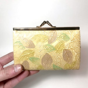 Kleine japanische Münztasche - geprägtes Leder mit Rankenmuster