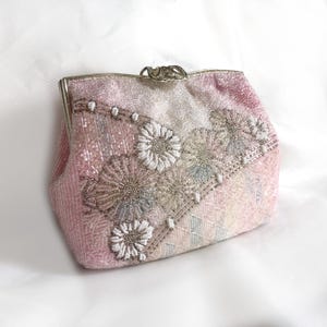 Bolso kimono vintage con cuentas de crisantemos rosas y blancos.