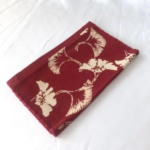 Cartera fina tradicional japonesa: roja con hojas de ginkgo