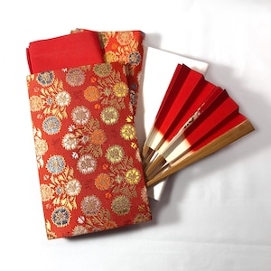 Juego tradicional japonés: servilletas para la ceremonia del té y un abanico de papel con una funda roja vintage.
