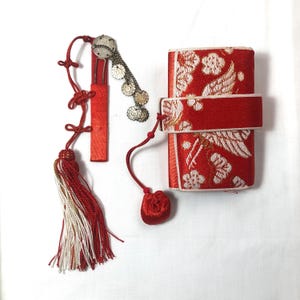 Vintage japanisches Set für Mädchen - Spiegeltäschchen und eine dekorative Anstecknadel