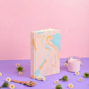 Diario riciclato fatto a mano A5, taccuino con copertina rigida riciclato da stracci di cotone, copertina marmorizzata a mano, regalo per lei e per lui, diario rosa punteggiato e foderato