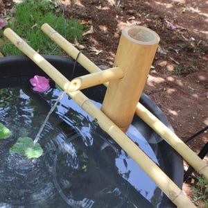 手作りの竹製禅噴水：庭の水景