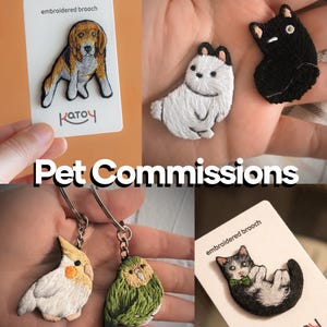 Puede incluir: Broches y llaveros bordados de mascotas. La imagen presenta un broche de beagle, un broche de perro blanco, un broche de gato negro, dos llaveros de pájaros y un broche de gato. El texto "Pet Commissions" se muestra.
