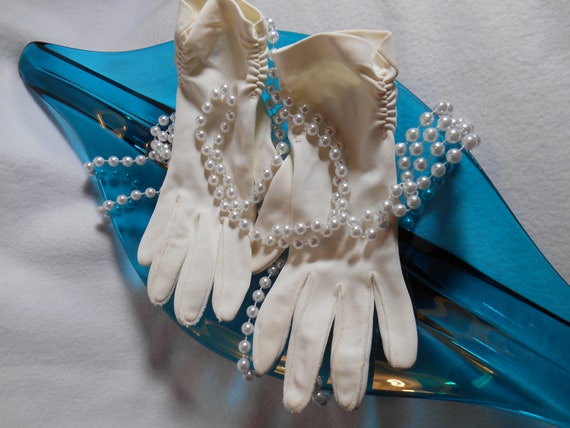 1950's vintage gloves, White nylon gloves, 1960s … - image 1