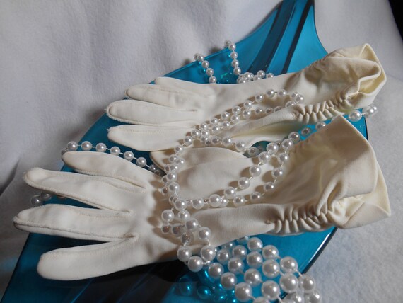 1950's vintage gloves, White nylon gloves, 1960s … - image 3