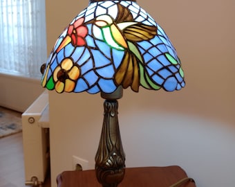Handmade Stained Glass Lamp with Bird & Floral Design – Tiffany Style Table Lamp – Colorful Vitray Lampshade – Unique Home Decor Lighting