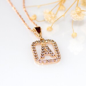 Collar de letras de oro personalizado: elegante joyería inicial, colgante de nombre de piedra personalizado, regalo elegante para ella