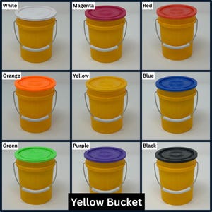 K&ouml;nnte beinhalten: Neun gelbe Eimer mit Deckeln in verschiedenen Farben: Wei&szlig;, Magenta, Rot, Orange, Gelb, Blau, Gr&uuml;n, Lila und Schwarz. Jeder Eimer hat einen silbernen Griff und einen wei&szlig;en Griff. Der Text "Yellow Bucket" steht unten.