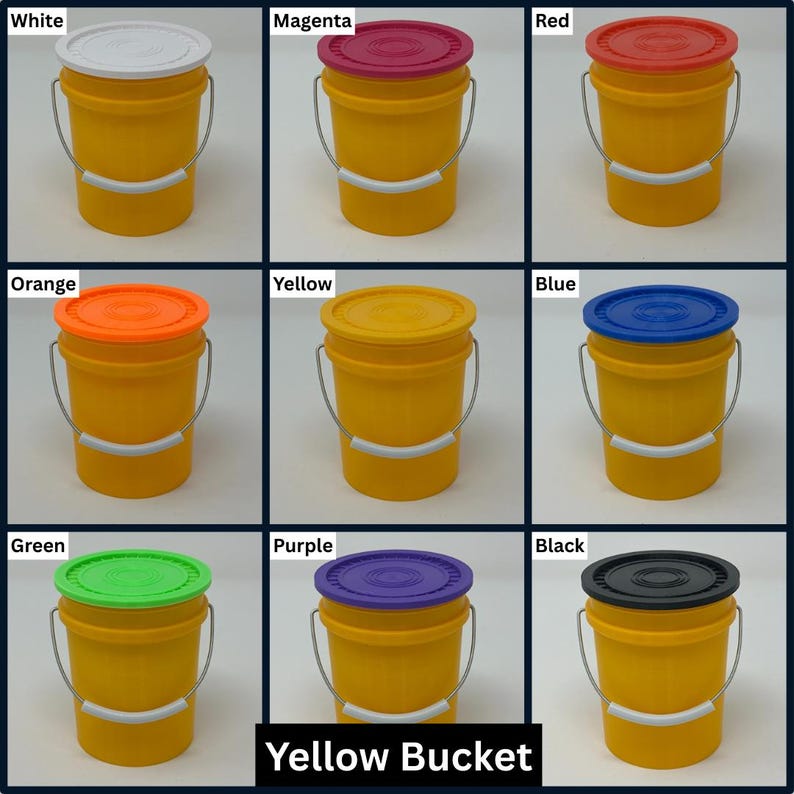 K&ouml;nnte beinhalten: Neun gelbe Eimer mit Deckeln in verschiedenen Farben: Wei&szlig;, Magenta, Rot, Orange, Gelb, Blau, Gr&uuml;n, Lila und Schwarz. Jeder Eimer hat einen silbernen Griff und einen wei&szlig;en Griff. Der Text "Yellow Bucket" steht unten.