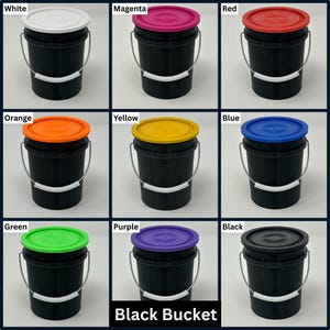 K&ouml;nnte beinhalten: Eine Sammlung von neun schwarzen Eimern mit Deckeln in verschiedenen Farben: Wei&szlig;, Magenta, Rot, Orange, Gelb, Blau, Gr&uuml;n, Lila und Schwarz. Jeder Eimer hat einen silbernen Griff und ein wei&szlig;es Band. Der Text "Black Bucket" steht unten.