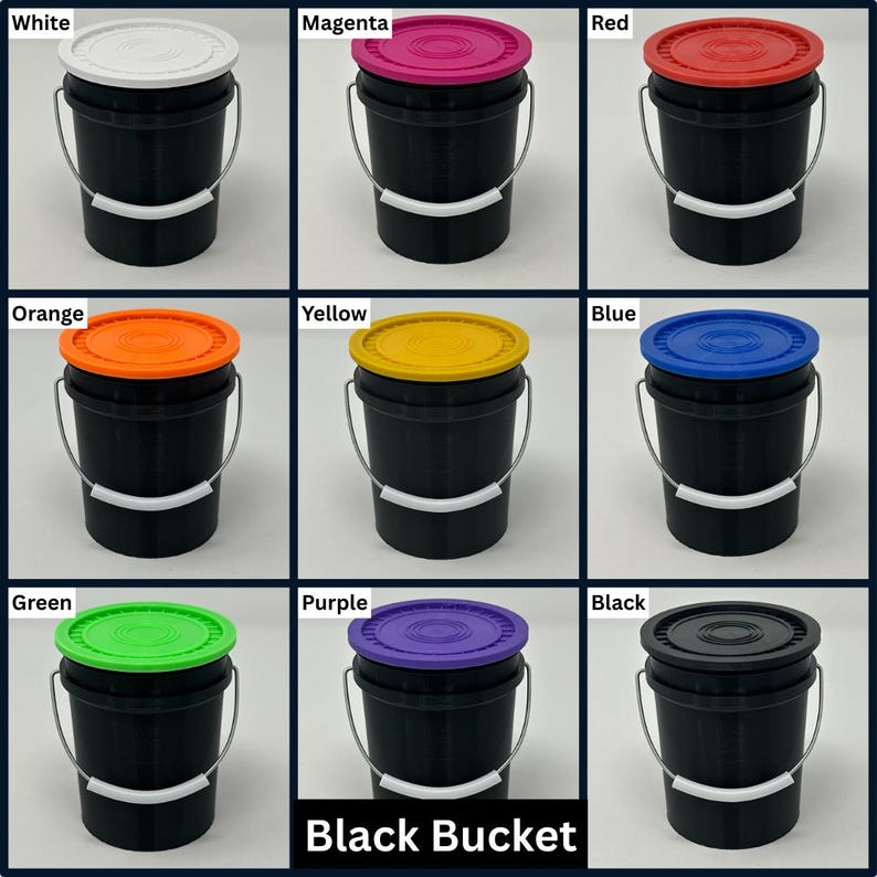 K&ouml;nnte beinhalten: Eine Sammlung von neun schwarzen Eimern mit Deckeln in verschiedenen Farben: Wei&szlig;, Magenta, Rot, Orange, Gelb, Blau, Gr&uuml;n, Lila und Schwarz. Jeder Eimer hat einen silbernen Griff und ein wei&szlig;es Band. Der Text "Black Bucket" steht unten.