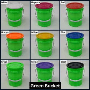 K&ouml;nnte beinhalten: Neun gr&uuml;ne Eimer mit Deckeln in verschiedenen Farben: Wei&szlig;, Magenta, Rot, Orange, Gelb, Blau, Gr&uuml;n, Lila und Schwarz. Jeder Eimer hat einen Metallgriff und ein wei&szlig;es Kunststoffband. Der Text "Green Bucket" steht unten.