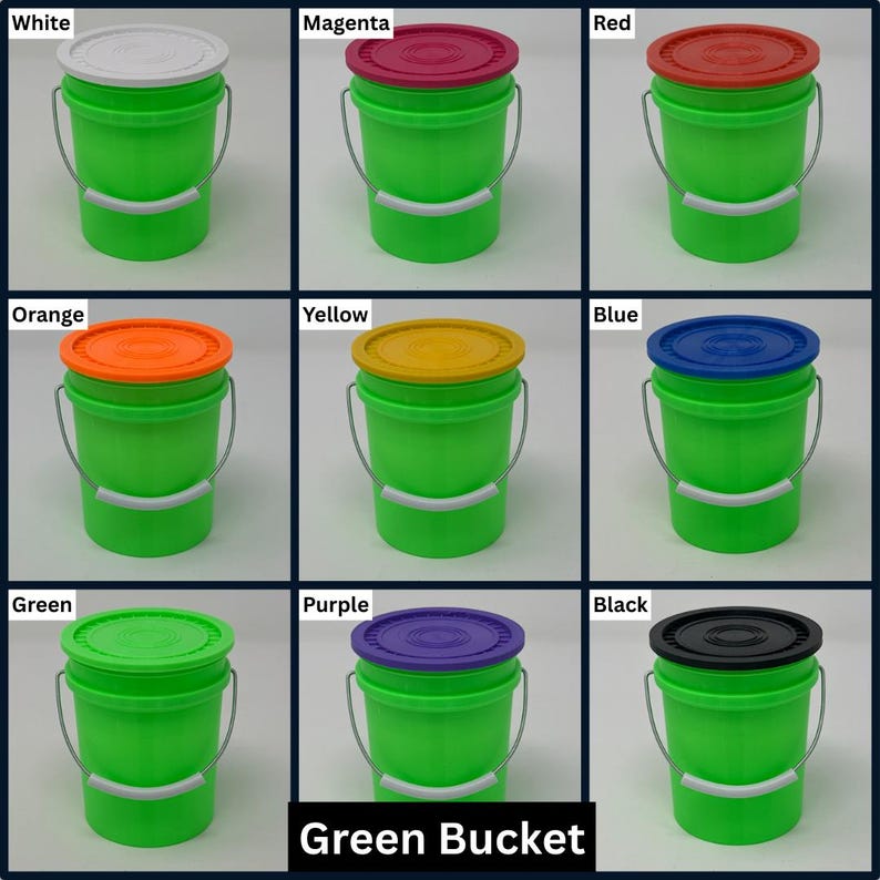 K&ouml;nnte beinhalten: Neun gr&uuml;ne Eimer mit Deckeln in verschiedenen Farben: Wei&szlig;, Magenta, Rot, Orange, Gelb, Blau, Gr&uuml;n, Lila und Schwarz. Jeder Eimer hat einen Metallgriff und ein wei&szlig;es Kunststoffband. Der Text "Green Bucket" steht unten.