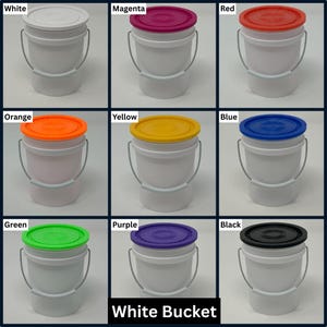 K&ouml;nnte beinhalten: Neun wei&szlig;e Eimer mit Deckeln in verschiedenen Farben: Wei&szlig;, Magenta, Rot, Orange, Gelb, Blau, Gr&uuml;n, Lila und Schwarz. Jeder Eimer hat einen Metallgriff und einen wei&szlig;en K&ouml;rper. Der Text "White Bucket" steht unten.