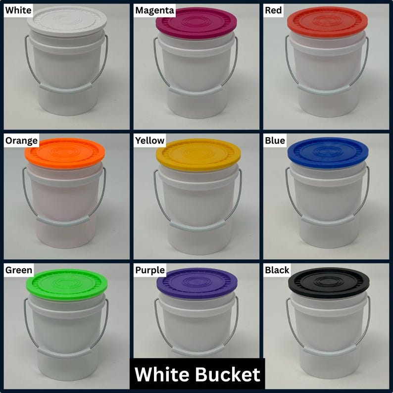K&ouml;nnte beinhalten: Neun wei&szlig;e Eimer mit Deckeln in verschiedenen Farben: Wei&szlig;, Magenta, Rot, Orange, Gelb, Blau, Gr&uuml;n, Lila und Schwarz. Jeder Eimer hat einen Metallgriff und einen wei&szlig;en K&ouml;rper. Der Text "White Bucket" steht unten.
