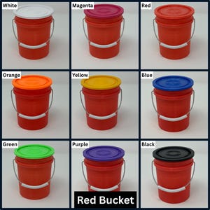 K&ouml;nnte beinhalten: Neun rote Eimer mit Deckeln in verschiedenen Farben: Wei&szlig;, Magenta, Rot, Orange, Gelb, Blau, Gr&uuml;n, Lila und Schwarz. Jeder Eimer hat einen Metallgriff und einen wei&szlig;en Kunststoffgriff. Der Text "Red Bucket" steht unten.