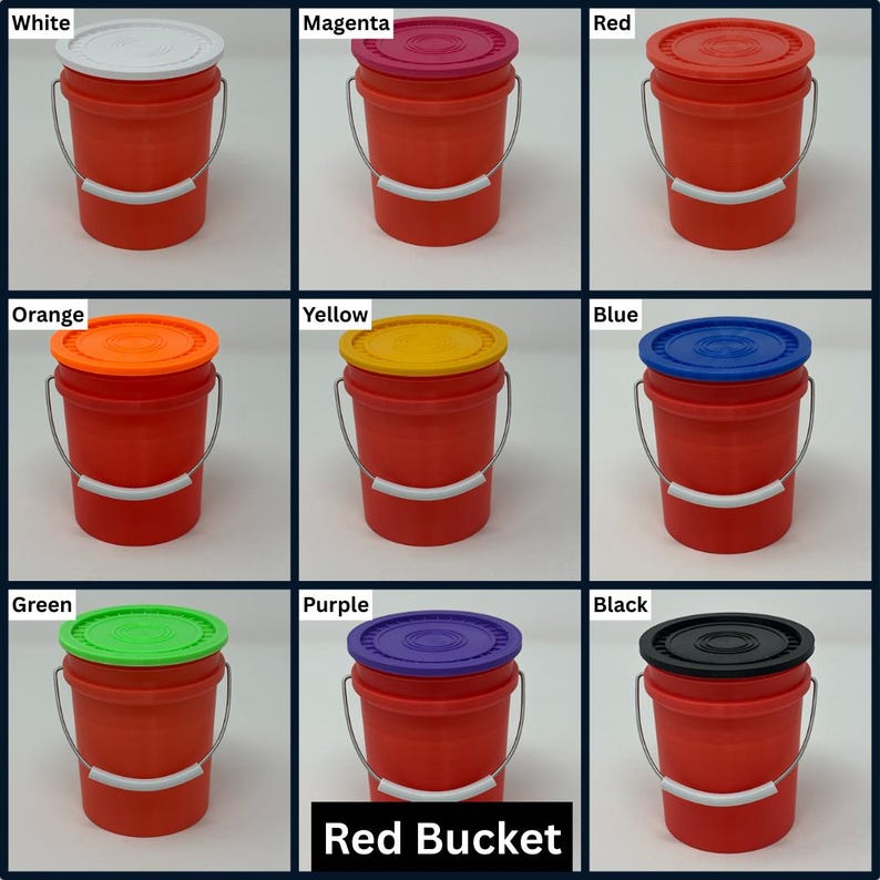 K&ouml;nnte beinhalten: Neun rote Eimer mit Deckeln in verschiedenen Farben: Wei&szlig;, Magenta, Rot, Orange, Gelb, Blau, Gr&uuml;n, Lila und Schwarz. Jeder Eimer hat einen Metallgriff und einen wei&szlig;en Kunststoffgriff. Der Text "Red Bucket" steht unten.