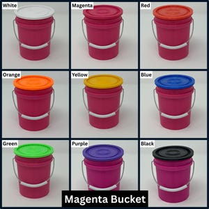 K&ouml;nnte beinhalten: Eine Sammlung von magentafarbenen Eimern mit Deckeln in verschiedenen Farben: Wei&szlig;, Magenta, Rot, Orange, Gelb, Blau, Gr&uuml;n, Lila und Schwarz. Jeder Eimer hat einen silbernen Griff und ein wei&szlig;es Band. Der Text "Magenta Bucket" steht unten.