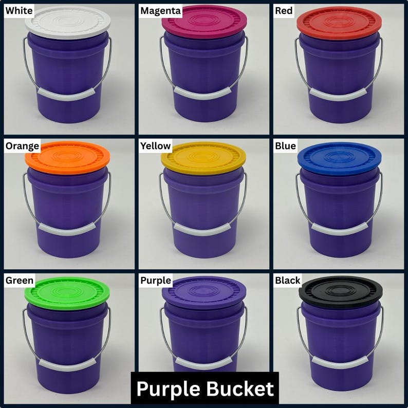 K&ouml;nnte beinhalten: Neun lilafarbene Eimer mit Deckeln in verschiedenen Farben: Wei&szlig;, Magenta, Rot, Orange, Gelb, Blau, Gr&uuml;n, Lila und Schwarz. Jeder Eimer hat einen silbernen Griff und ein wei&szlig;es Band. Der Text "Purple Bucket" steht unten.