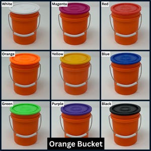 K&ouml;nnte beinhalten: Neun orangefarbene Eimer mit Deckeln in verschiedenen Farben: Wei&szlig;, Magenta, Rot, Orange, Gelb, Blau, Gr&uuml;n, Lila und Schwarz. Jeder Eimer hat einen silbernen Griff und einen wei&szlig;en Kunststoffgriff. Der Text "Orange Bucket" steht unten.
