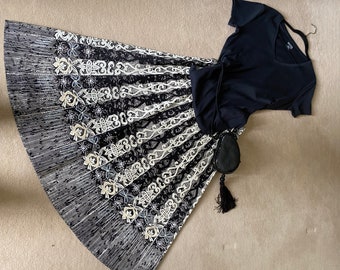 Vintage A-Line Skirt designed with distinctive details a touch of texture makes the beading unique and polished. Perfect condition