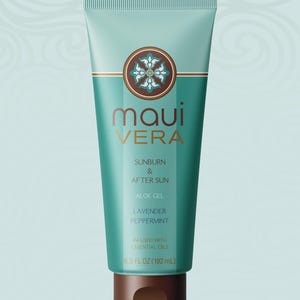 Peut inclure: Un tube turquoise de gel d'aloe vera Maui Vera pour les coups de soleil et les soins après-soleil. Le tube a un bouchon marron et un emblème circulaire décoratif. Le texte sur le tube indique "SUNBURN & AFTER SUN, ALOE GEL, LAVENDER PEPPERMINT, 192 ml".