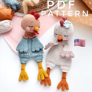 Könnte beinhalten: Zwei gehäkelte Hühnerspielzeuge mit geschlossenen Augen, rosa Wangen, roten Kämmen und Kehllappen. Ein Huhn hat einen blauen Körper mit gelben Füßen, das andere ist beige mit orangefarbenen Füßen. Der Text PDF PATTERN ist oben rechts sichtbar.