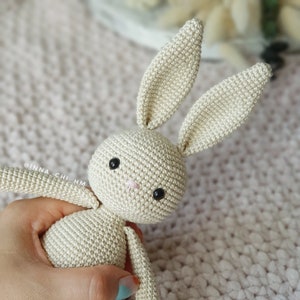 TYLKO WZÓR: Zabawka-króliczek Szydełkowa zabawka amigurumi Zabawka wypchana królikiem Wzór szydełkowy PDF w języku angielskim, hiszpańskim zdjęcie 3