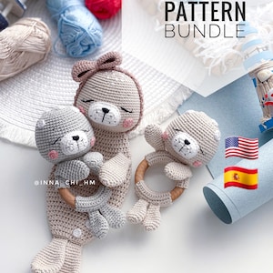 Puede incluir: Un 2 IN 1 PATTERN BUNDLE con dos juguetes de foca tejidos a ganchillo. Una foca beige grande con lazo sostiene una foca gris pequeña en un anillo de madera. Una segunda foca beige también está unida a un anillo de madera. Caras bordadas.