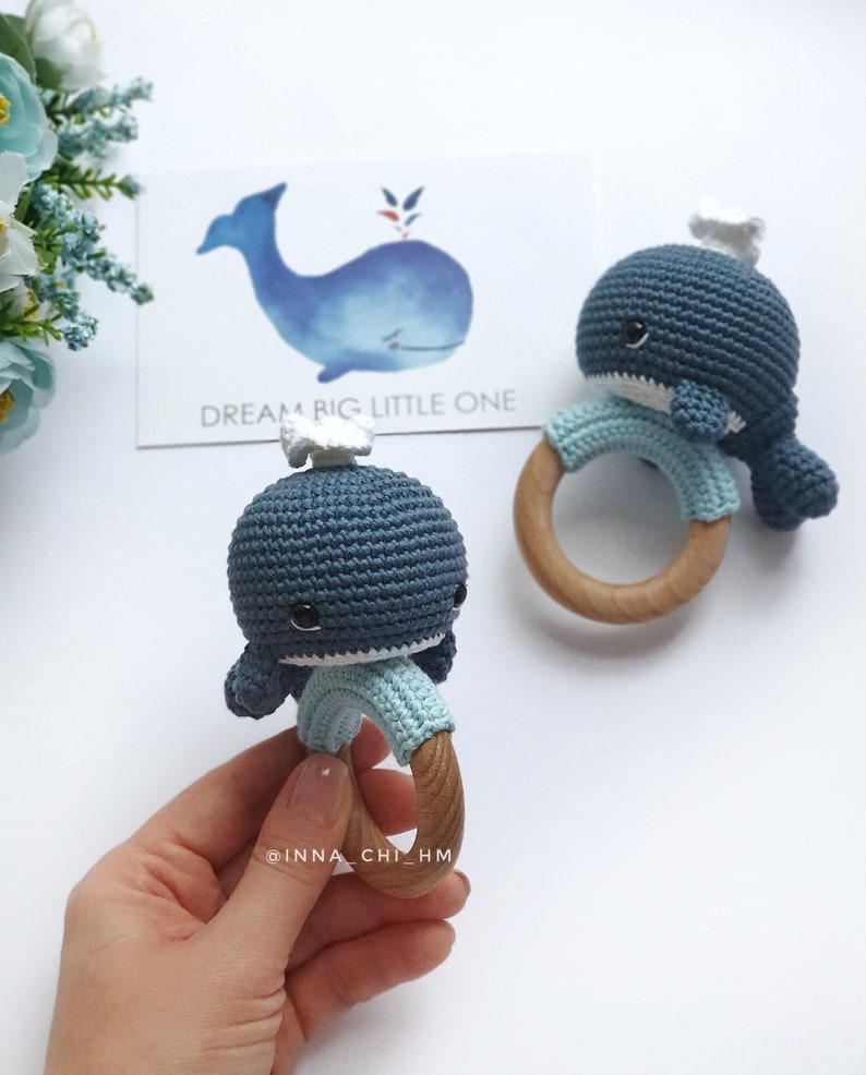 MOTIF UNIQUEMENT : Hochet bébé baleine Cadeau de douche de baleine Crochet Baleine bleue Jouet Tutoriel PDF en anglais, espagnol, français image 3