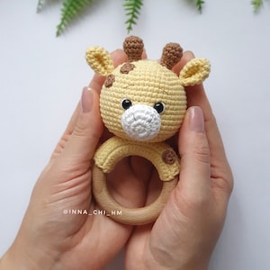 CROCHET PATTERN Giraffe baby rattle Handmade baby shower gift Pregnancy gift PDF Tutorial in English, Spanish, French zdjęcie 4