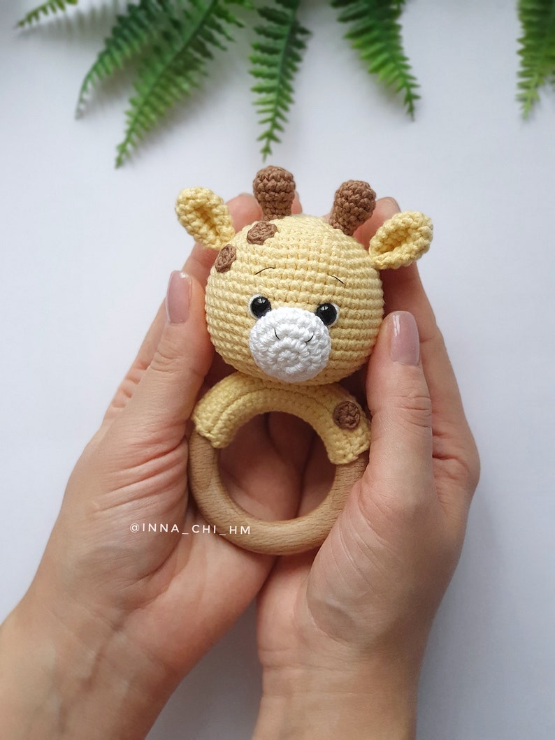 MOTIVO ALL'UNCINETTO Sonaglio giraffa / Regalo fatto a mano per la baby shower / Regalo di gravidanza / Tutorial PDF in inglese, spagnolo, francese immagine 4