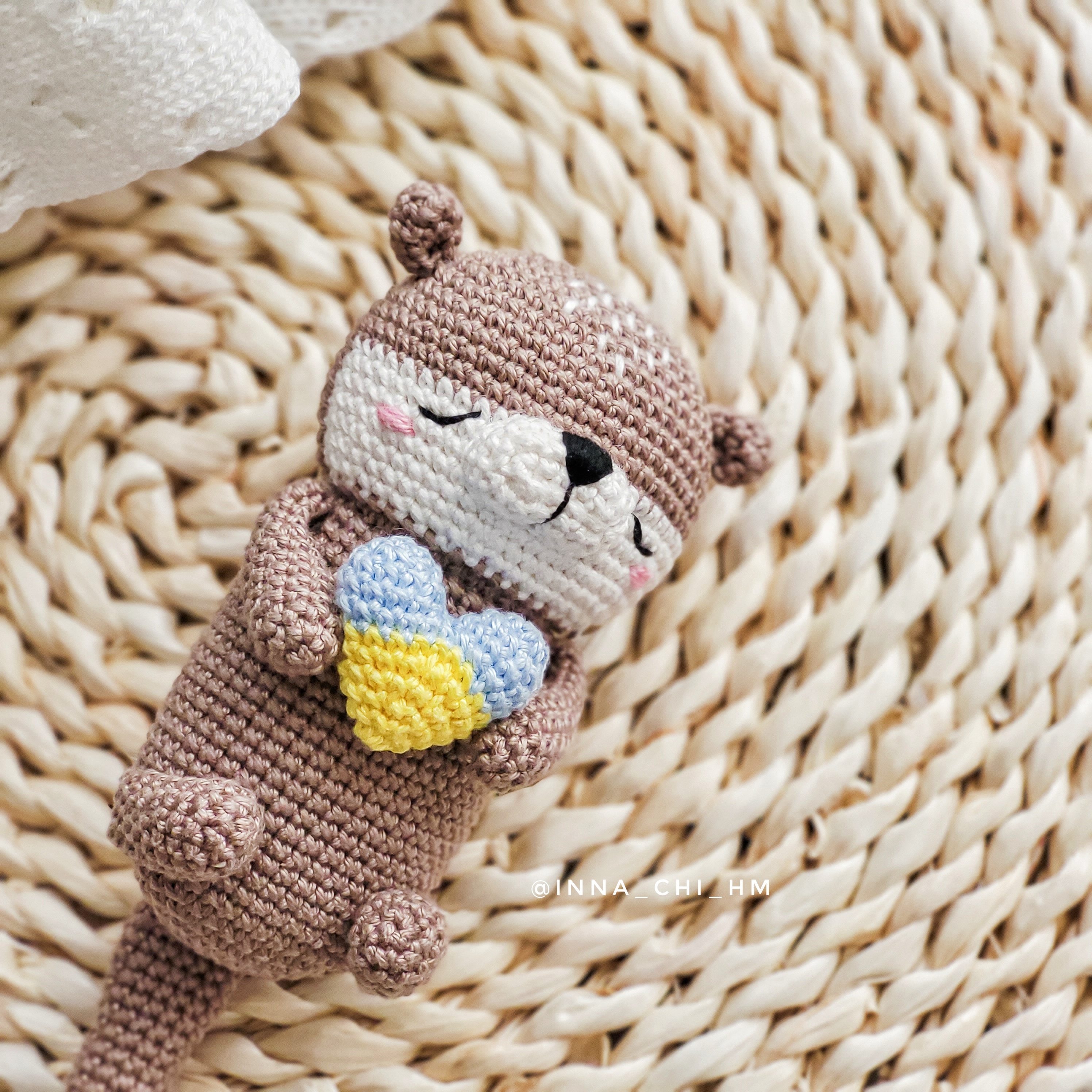 N*o様 寒がりカワウソさん　あみぐるみ　ハンドメイド カワウソのかぎ針編みパターン：編みぐるみおもちゃのチュートリアル