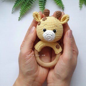 MOTIVO ALL'UNCINETTO Sonaglio giraffa / Regalo fatto a mano per la baby shower / Regalo di gravidanza / Tutorial PDF in inglese, spagnolo, francese immagine 2