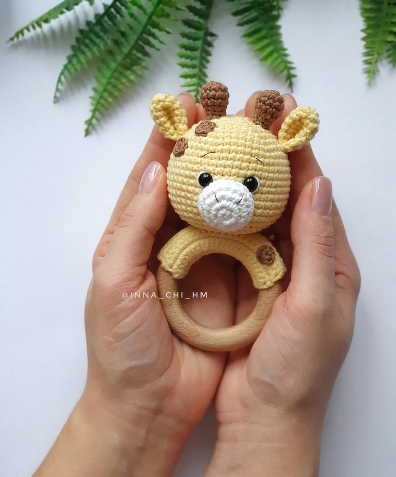 CROCHET PATTERN Giraffe baby rattle Handmade baby shower gift Pregnancy gift PDF Tutorial in English, Spanish, French zdjęcie 2