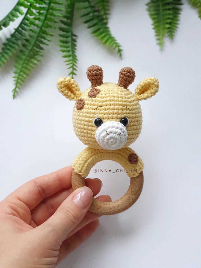 MOTIVO ALL'UNCINETTO Sonaglio giraffa / Regalo fatto a mano per la baby shower / Regalo di gravidanza / Tutorial PDF in inglese, spagnolo, francese immagine 3