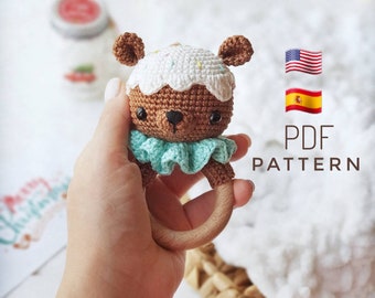 NUR MUSTER: Lebkuchen Bär Babyrassel | Lebkuchenbär Amigurumi Spielzeug | Christbaumschmuck | PDF Häkelanleitung Englisch, Spanisch