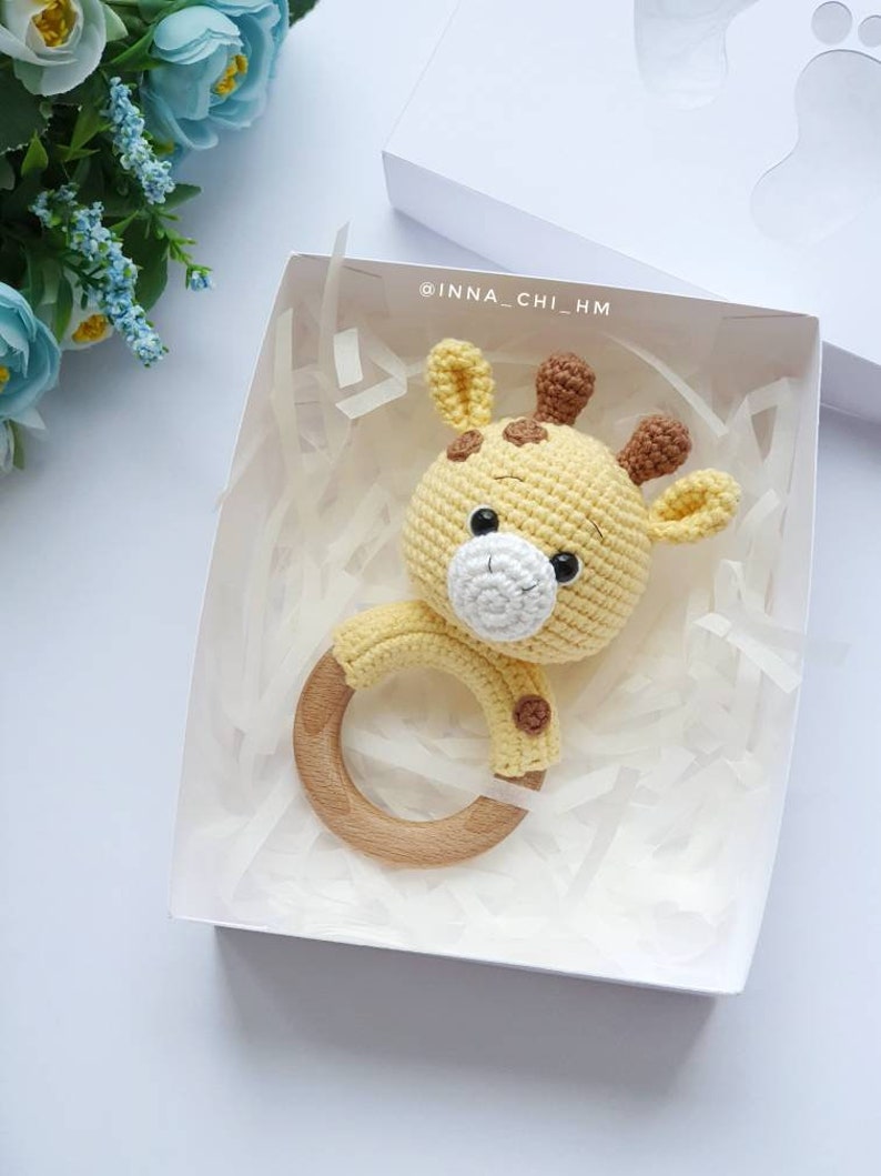 CROCHET PATTERN Giraffe baby rattle Handmade baby shower gift Pregnancy gift PDF Tutorial in English, Spanish, French zdjęcie 7