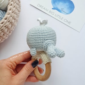 MOTIF UNIQUEMENT : Hochet bébé baleine Cadeau de douche de baleine Crochet Baleine bleue Jouet Tutoriel PDF en anglais, espagnol, français image 4