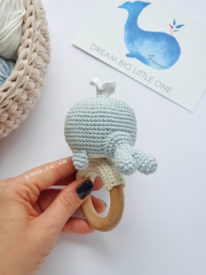 MOTIF UNIQUEMENT : Hochet bébé baleine Cadeau de douche de baleine Crochet Baleine bleue Jouet Tutoriel PDF en anglais, espagnol, français image 4