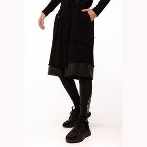 Men&#39;s Black Knit Shorts with Faux Leather Inserts and Deep Pockets