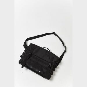 Große Umhängetasche mit Molle-System und Laptopfach - Strapazierfähiges Oxford-Polyester mit verstärktem PVC-Boden
