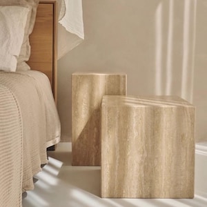 Muebles de travertino natural, pedestal de piedra decorativa, mesa auxiliar minimalista de piedra, zócalo de travertino de diseño, base para esculturas.